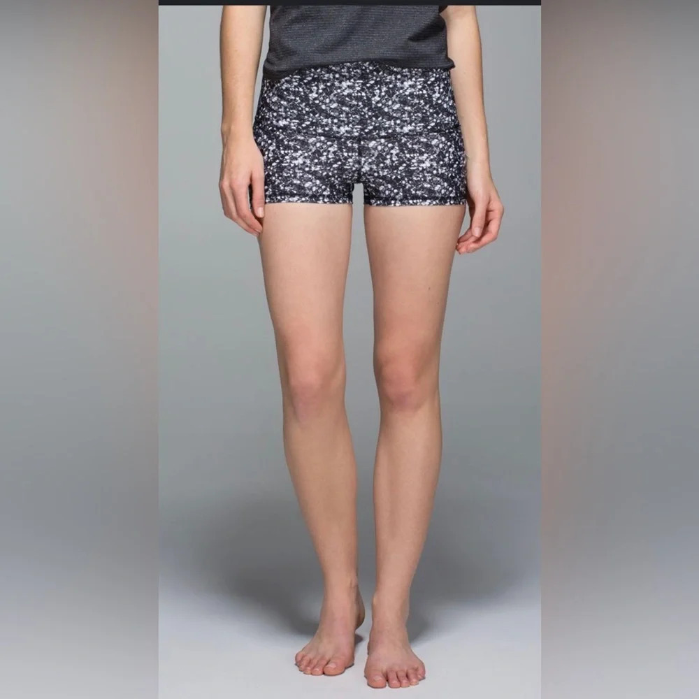 Lulu lemon shine short roll down size 4 shimmy shimmer black white